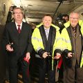 Die gleichen Protagonisten beim Zerschneiden des Bunkerbandes: Damit galt die Eröffnung des Museums als vollzogen. Landrat Dr. Pföhler wie auch Präsident Florian Mausbach wurde zuvor für ihre Verdienste um die Schaffung der Dokumentationsstätte eine persönliche Jacke der Gästeführer geschenkt, die sie als Ehrengästeführer auszeichnet.