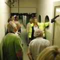Michaela Karle mit ihren Besuchern an den mechanischen Schnellverschlüssen der Luftversorgung im Bunker.