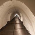Im Notausgang vor zwei Parktaschen rechts und links. Diese Tunnelverbreiterung gab es zwei Mal auf dem Weg nach draußen. Die Anlage war so angelegt, dass man auf der unteren Ebene ohne Probleme mit kleinen Fahrzeugen fahren konnte  vom Haupteingang in Staffel durch die untere Ebene der Anlage, schließlich durch den Notausgang bis ins anschließende Tal.