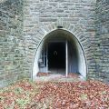 Unscheinbar. Wie auch der Haupteingang wirkt der Notausgang des Postbunkers eher unscheinbar und liegt an einem kleinen Versorgungsweg, knapp 300 Meter entfernt von den ersten Häusern Staffels und vom Ort uneinsehbar in einer Nische.