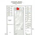 Übersichtsplan des Obergeschosses der Sonderbetriebsstelle Kesseling 0 (der rote Punkt markiert die Lage der Treppe auf den Bildern zuvor und folgend): Links (oben nach unten) fünf Schlafzimmer, dann die Fernmeldevermittlungsstelle Hand, darunter die Ortsvermittlungsstelle für die Vorwahlnummer 02647. Rechts (von oben nach unten) lagen weitere vier Schlafräume, ein Krankenraum, die Wasch- sowie Spülküche, zwei Aufenthaltsräume, die Küche mit nachgelagerten Kühlräumen. Unten war die Umluft- und Kühlanlage eingebaut, lag das zweite Treppenhaus sowie ein Lastkran. In der Mitte ist der 15 Meter Breite und 60 Meter lange massive Felsblock zu sehen. Das Obergeschoss war von der Fläche kleiner als das Pendant darunter, denn es fehlten die vom Hauptbauwerk abgehenden Bauten der Sandfilterbecken plus Zuluftschacht sowie die Netzersatzanlage samt Abluftschacht.