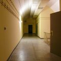 Im oberen kurzen Flur am Treppenaufgang. Am Ende liegt geht es in einen von vier Schlafräumen, davor biegt rechts der lange Hauptflur ab und geht es vorbei am Krankenraum Richtung Küche.