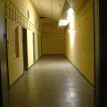 An der Tür der Handvermittlung Richtung Treppenhaus (am Ende rechts ab). Links liegen fünf Schlafräume für 45 Bunkerinsassen.