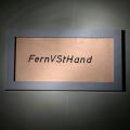 Gegenschuss aus dem Flurbereich der Schlafräume Richtung Tür der Fernvermittlungsstelle Hand. Die Beschriftung der einzelnen Bereiche ist weitestgehend im Bunker vorhanden  sogar 15 Jahre nach dessen Aufgabe (1994).