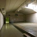 Im Bildvordergrund der leergeräumte, 30 Meter lange und 10 Meter breite Saal der Handvermittlung, dahinter folgt die ehemalige Ortsvermittlungsstelle.