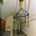 Gegenschuss am vorderen Treppenhaus (1994) mit dem noch installierten Kran. Die Bodenplatten konnten darunter aus dem Fußboden herausgenommen werden, um dann u.a. Nahrungsmittel oder technische Geräte für die Fernmeldetechnik mit dem Kran ins Obergeschoss zu bekommen. Im Hintergrund: Tür zur Ortsvermittlungsstelle.