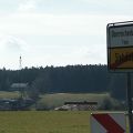 Auf dem Weg zum ehemaligen Landesbunker Baden-Württembergs (im Bildhintergrund das Verwaltungsgebäude und der Antennenmast) muss man treffenderweise durch den Nachbarort Siehdichfür.