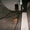 Bereits im Bunker verlegte Kabel der Nachrichtentechnik. Deutlich zu erkennen ist runde Sohle. Wie zwischen Ahrweiler und Dernau, baute auch das Saarland ein Röhrensystem. Nur sollte hier eine Ebene eingezogen werden, unter der im Tunnelboden die Versorgung liegen sollte.